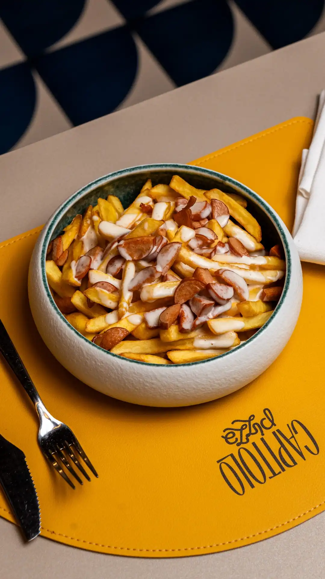 Patatine würstel e fonduta di Parmigiano