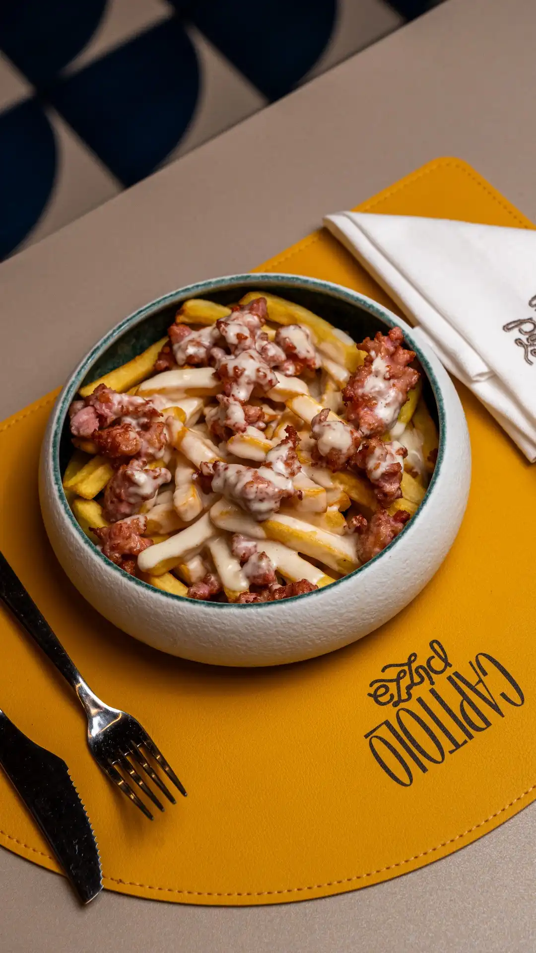 Patatine salsiccia e formaggio fuso