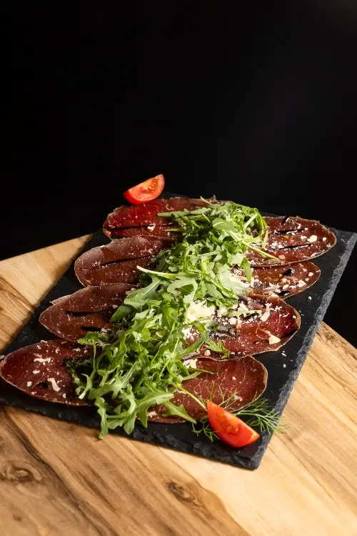 Bresaola, rucola e scaglie