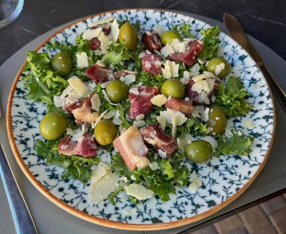 CULATELLO CON GRANA E OLIVE VERDI