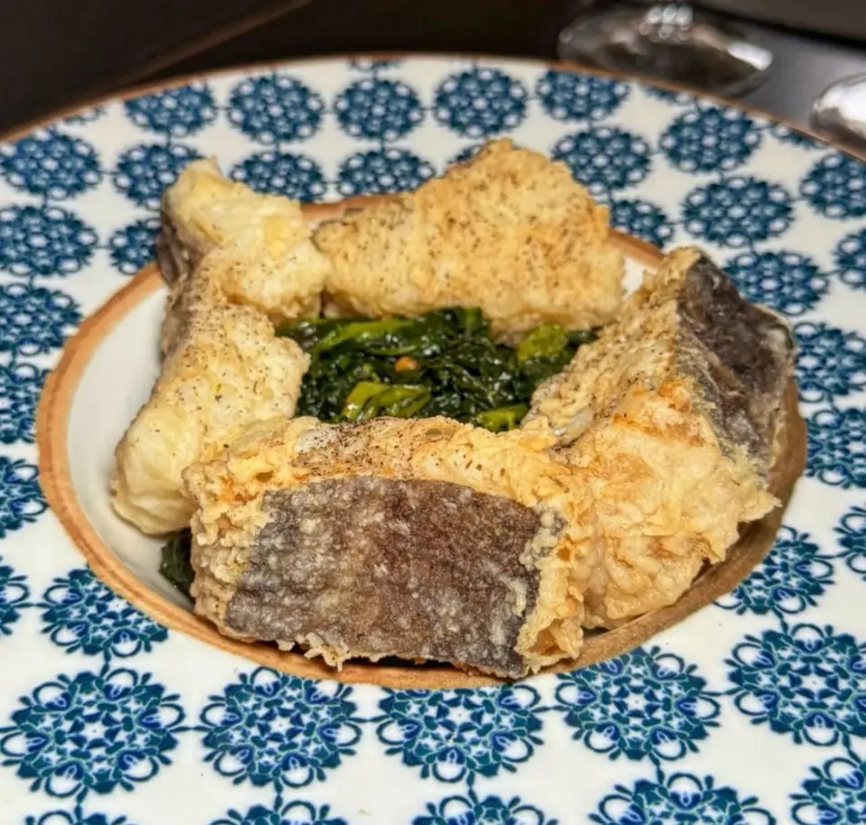 BACCALÀ FRITTO SU LETTO DI FRIARIELLI
