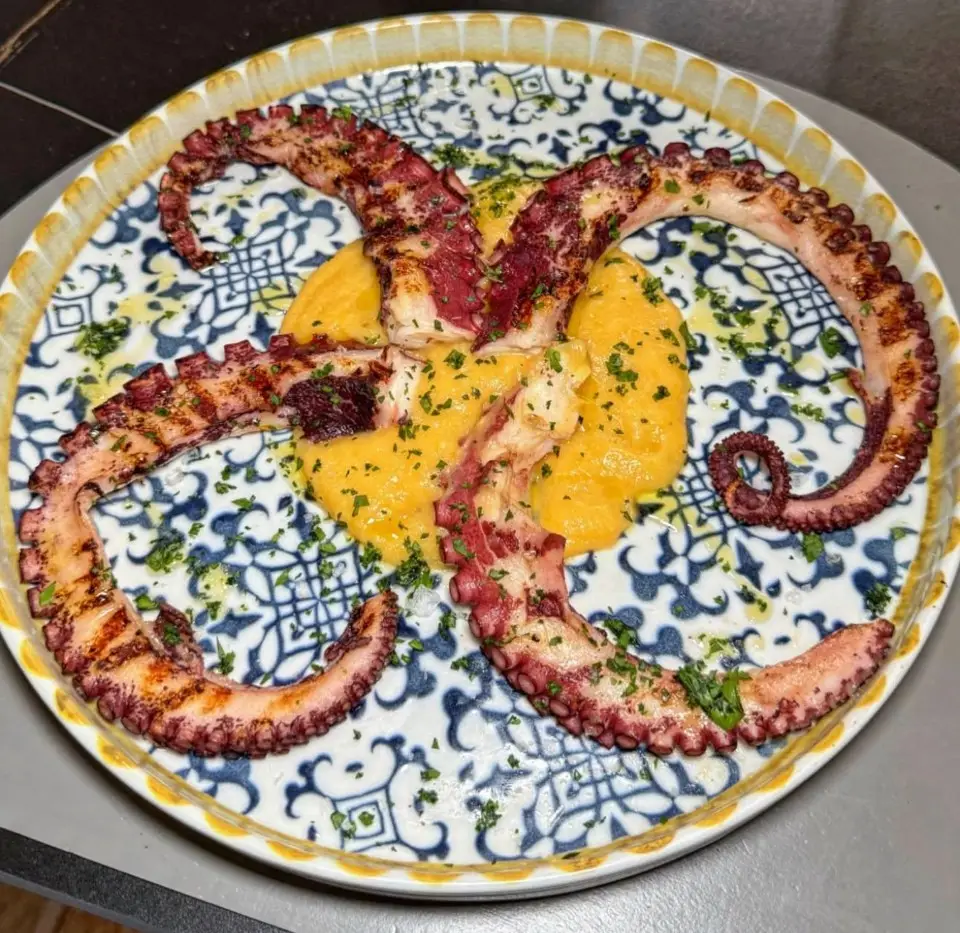 TENTACOLI DI POLPO ARROSTITO SU LETTO DI VELLUTATA DI PATATE