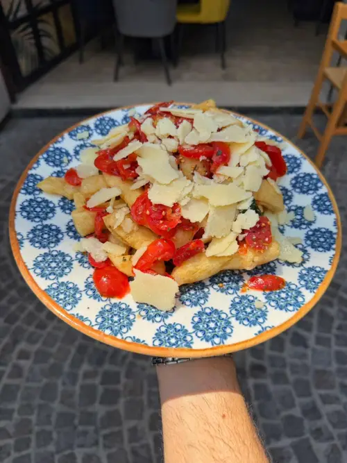SCUGNIZZI CON POMODORINI, RUCOLA E SCAGLIE DI PARMIGIANO