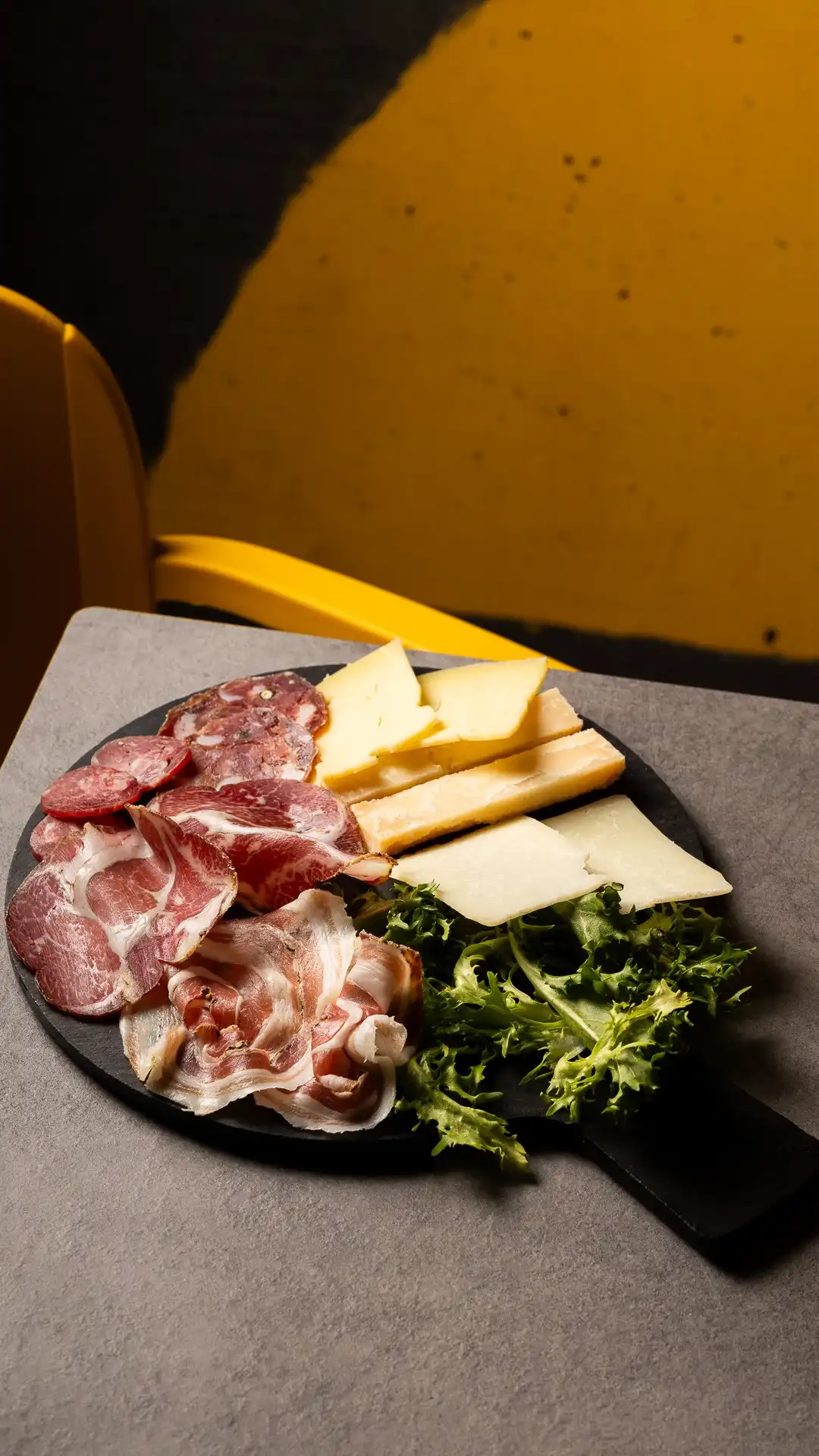 TAGLIERE CON SELEZIONE DI SALUMI E FORMAGGI