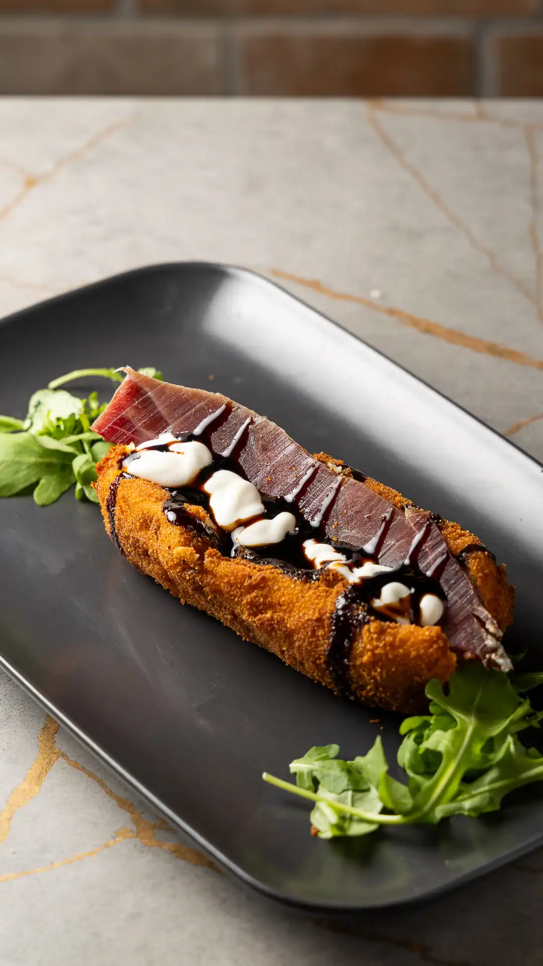 Crudo, crema di pecorino & glassa di aceto balsamico